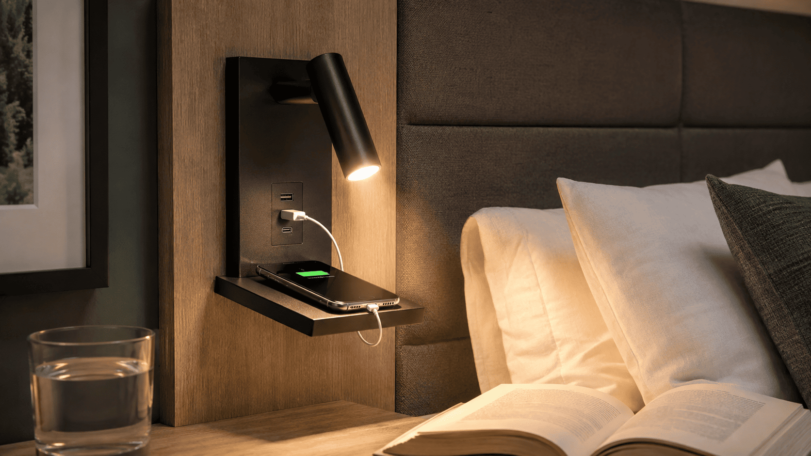 Lámpara de lectura de pared con USB y USB-C junto a la cama